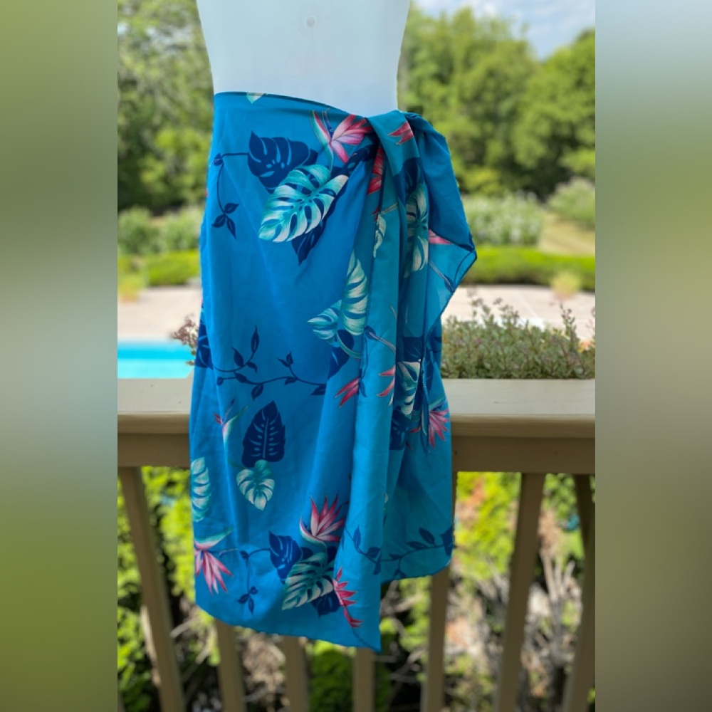 NWOT Pretty teal color floral pattern beach sarong, Size: 50”W x 36”L